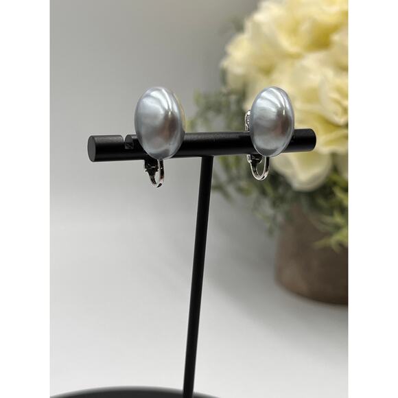 Kenneth Jay lane Faux Gray Pearl Clip on Silver tone Vintage Signed Earrings - Picture 3 of 8